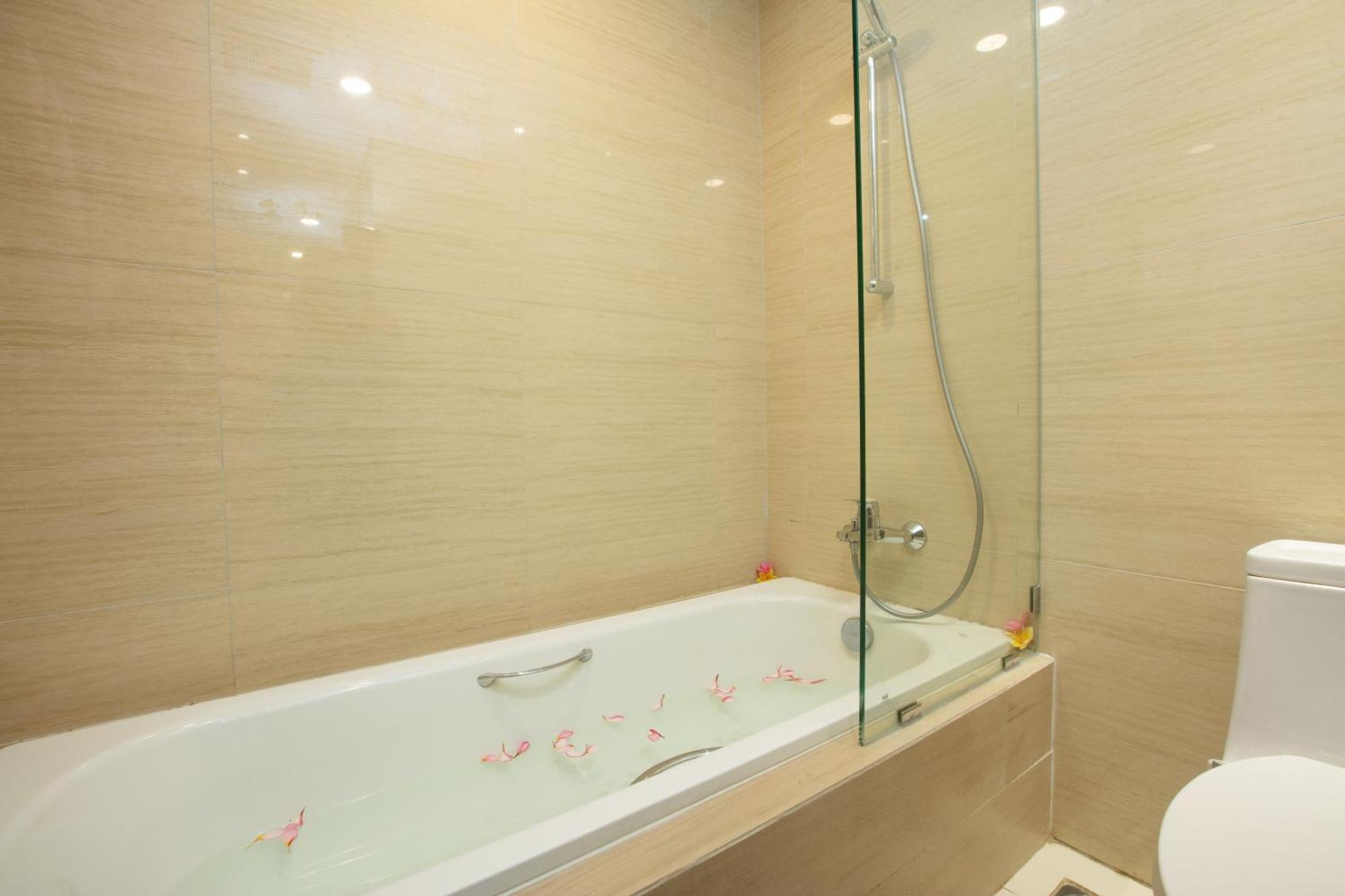 Louis Kienne Cikarang Hotel & Service Apartment Бекаси Екстериор снимка