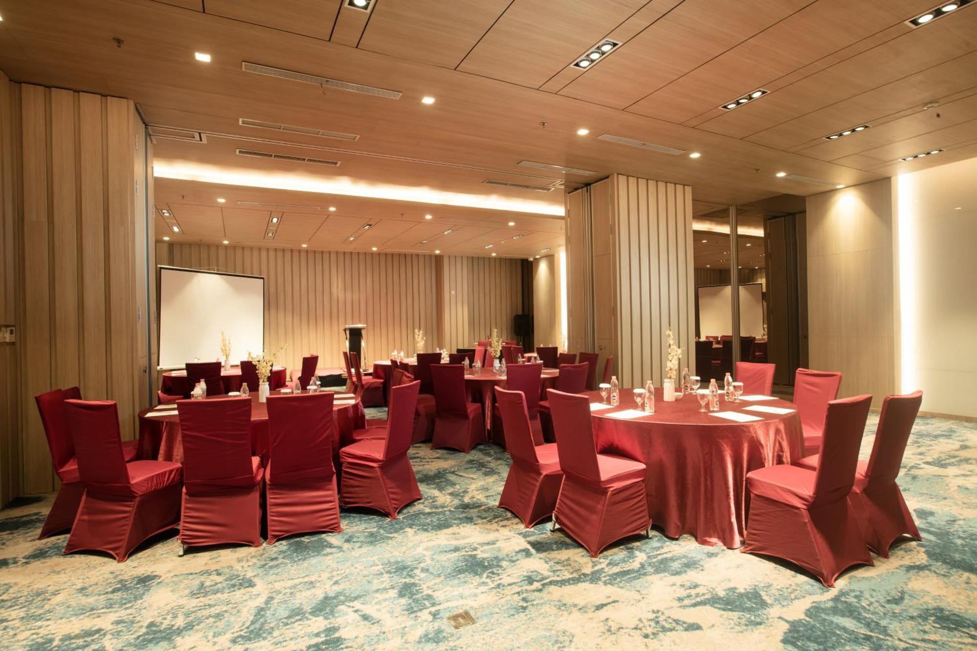 Louis Kienne Cikarang Hotel & Service Apartment Бекаси Екстериор снимка